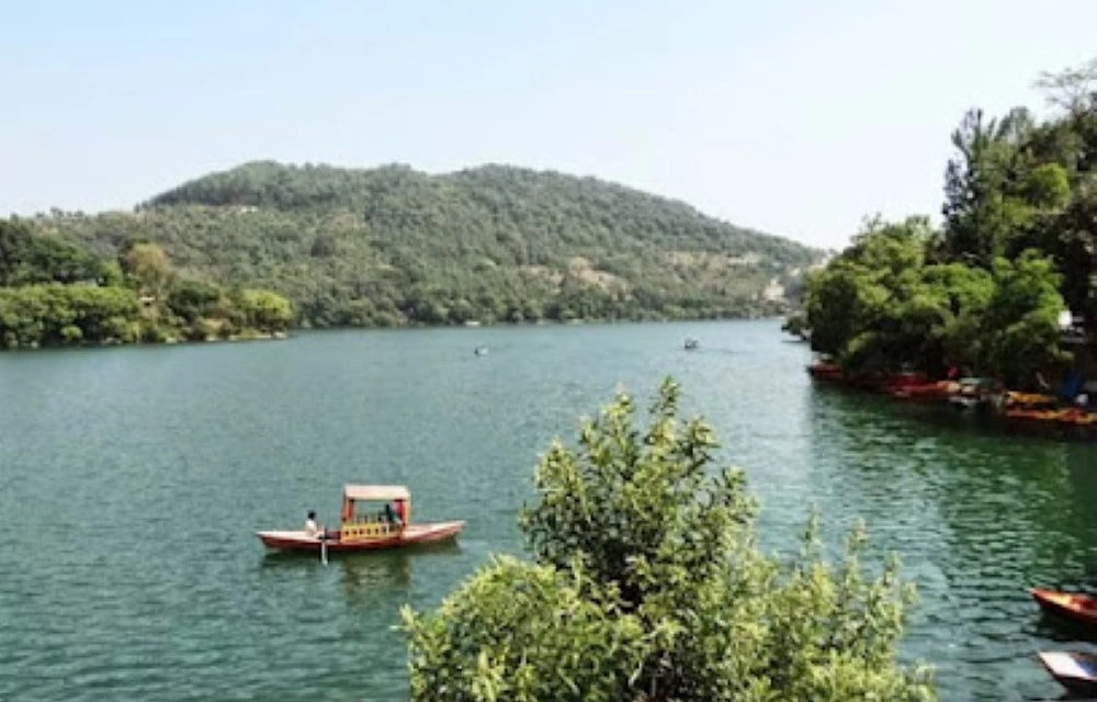 Hotel Lake Heritage near Naukuchia Taal